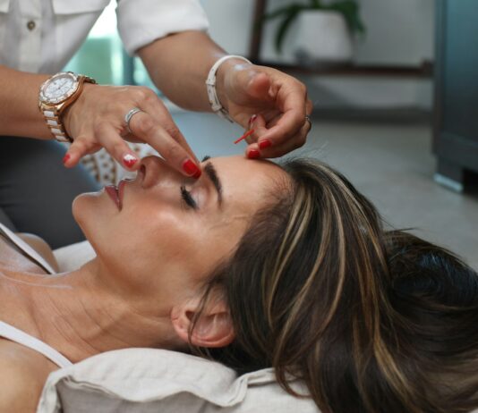 “아유르베다가 웰니스의 새 장을 열다”… 인도 전통의학이 글로벌 트렌드로 person holding woman nose