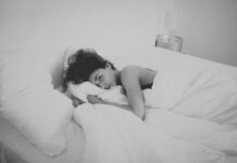 “하루 종일 피곤한데 커피도 소용없다?” — 만성 피로증후군 의심 신호 woman lying on bed covered by white blanket