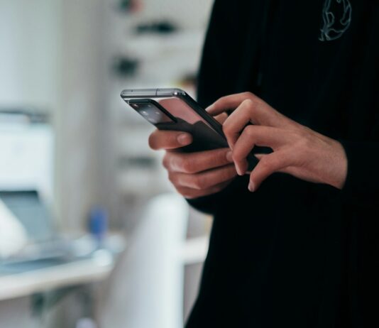 “만성피로, 작은 실천이 바꾼다… 일상 속 에너지 충전법” person holding black android smartphone