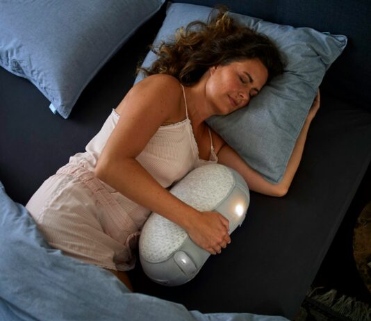 꿀잠을 부르는 생활 루틴, 이제는 ‘슬립테크’와 함께 woman in white tank top lying on bed