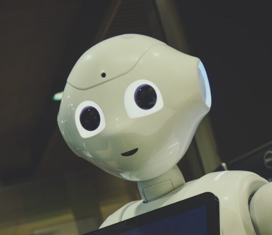 AI 기반 건강 관리, 일상 속 똑똑한 건강 습관으로 자리 잡는다 white robot toy holding black tablet