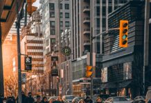 ‘마이크로 걷기’ 확산…분할 운동으로 건강 챙기는 실천법 주목 a group of people walking down a street next to tall buildings