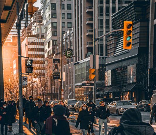 ‘마이크로 걷기’ 확산…분할 운동으로 건강 챙기는 실천법 주목 a group of people walking down a street next to tall buildings