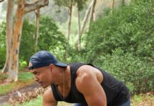 일상 속에 스며드는 웰니스 문화, 건강을 위한 새로운 라이프스타일 a man in a black tank top and blue leggings