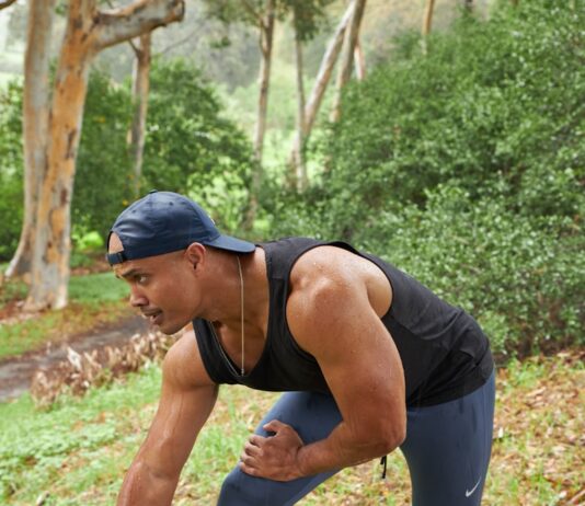 일상 속에 스며드는 웰니스 문화, 건강을 위한 새로운 라이프스타일 a man in a black tank top and blue leggings