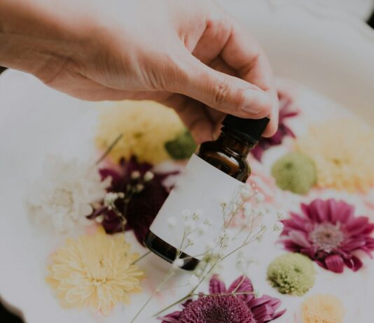 일상에 스며드는 대체요법, 건강관리의 새로운 선택지로 주목 person holding bottle