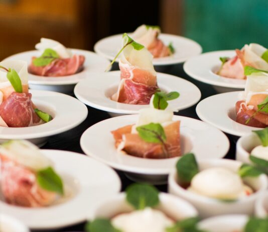 ‘균형 잡힌 식단’, 꾸준함이 건강의 열쇠 sushi on top of plates