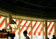 번아웃 예방하기: “의지력도 소모품이다,” 운동 권태기를 극복하는 멘탈 관리법 Barista working behind counter in sunlit cafe