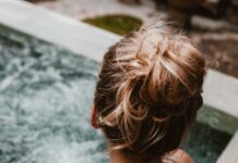 일상에 스며드는 웰니스 문화, 나만의 작은 루틴 만들기 woman in hot tub