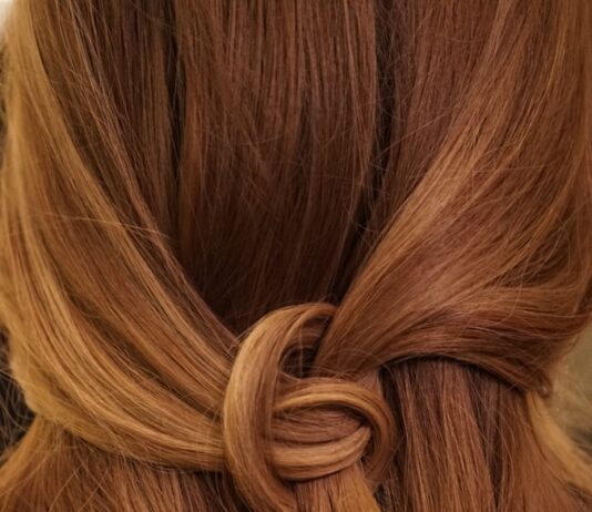 “건강한 모발 관리, 일상 속 작은 변화에서 시작하세요” brown hair on white textile