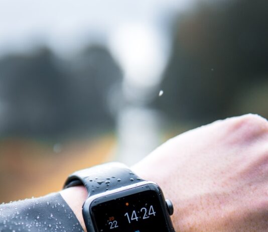 AI가 이끄는 스마트 건강 관리, 집에서도 실천하기 person wearing Apple Watch at 14:24