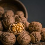 “뇌건강, 습관이 만든다”…일상에서 실천하는 두뇌 지킴이 생활 팁 brown garlic on brown bowl