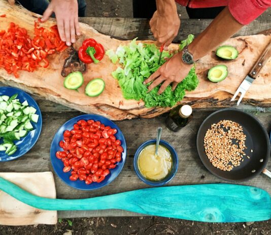 집밥의 재발견… 건강한 식탁 위한 ‘홈쿡 챌린지’ 열풍 person slicing green vegetable in front of round ceramic plates with assorted sliced vegetables during daytime