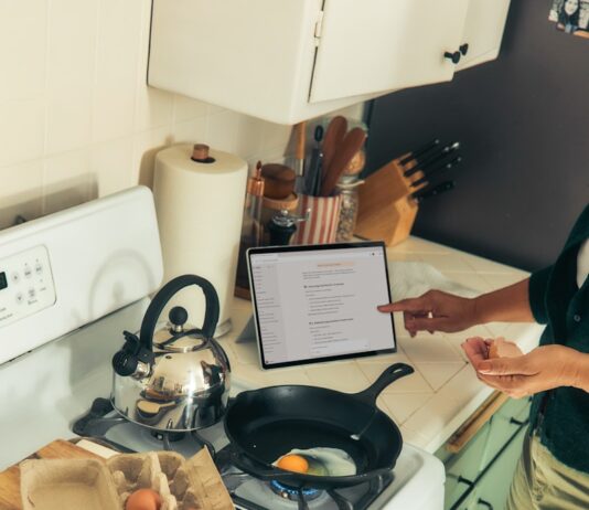소식, 색다르게 먹기… 일상에서 실천하는 최신 건강 식단 트렌드 Person cooking eggs on a stovetop following a recipe.