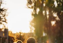 여성 건강, 일상 속 작은 변화로 지키는 지혜 a group of people sitting on top of a lush green field