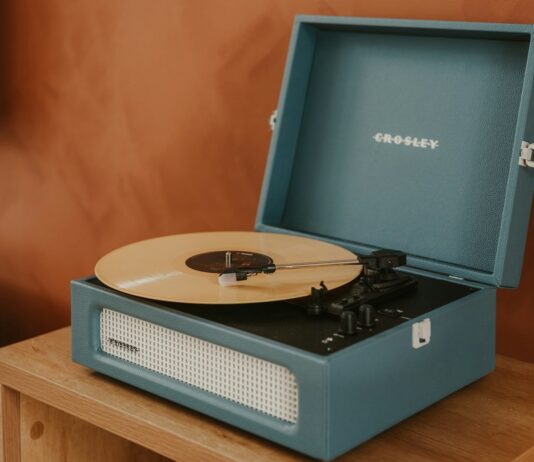 디지털 디톡스, 바쁜 일상 속 작은 변화로 시작하세요 A blue record player with a record on it.