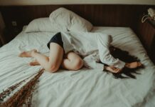 “일상이 힘들다면, 만성피로 자가 관리 루틴으로 활력 되찾기” woman lying on bed