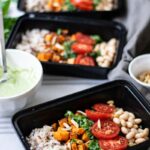 “일상 속 ‘저탄고지’ 열풍… 과하지 않게 실천하는 건강 비법” a couple trays of food