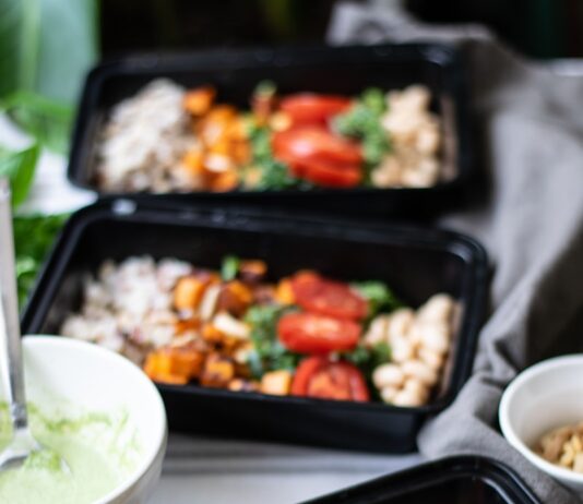 “일상 속 ‘저탄고지’ 열풍… 과하지 않게 실천하는 건강 비법” a couple trays of food