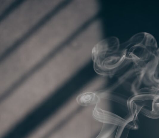 “집에서 손쉽게, 일상에 스며든 대체요법 실천법” white smoke on brown wooden table