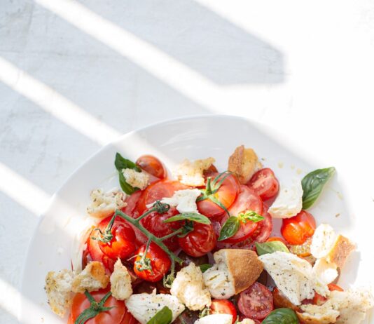 건강한 야식 습관, 똑똑하게 챙기는 방법은? sliced tomato and green leaf vegetable on white ceramic plate