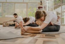 필라테스, 바쁜 한국인의 몸과 마음을 위한 실용적 운동법으로 인기 a group of people doing yoga in a room