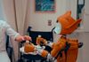 “AI로 똑똑하게 건강 지키기, 일상 속 실천 루틴 확산” Man gives robot bottles on a tray