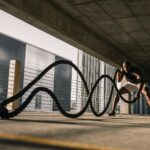 당신의 일상에 변화를! 기능성 운동으로 건강하고 유연한 삶 만들기 man exercising with battle ropes outdoors