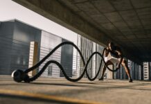 당신의 일상에 변화를! 기능성 운동으로 건강하고 유연한 삶 만들기 man exercising with battle ropes outdoors