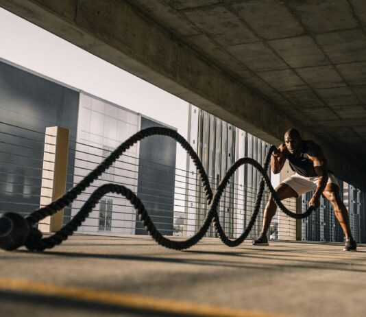 당신의 일상에 변화를! 기능성 운동으로 건강하고 유연한 삶 만들기 man exercising with battle ropes outdoors