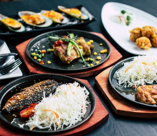 달라지는 식단 트렌드, 건강하게 따라잡는 5가지 실생활 습관 grilled fish dish